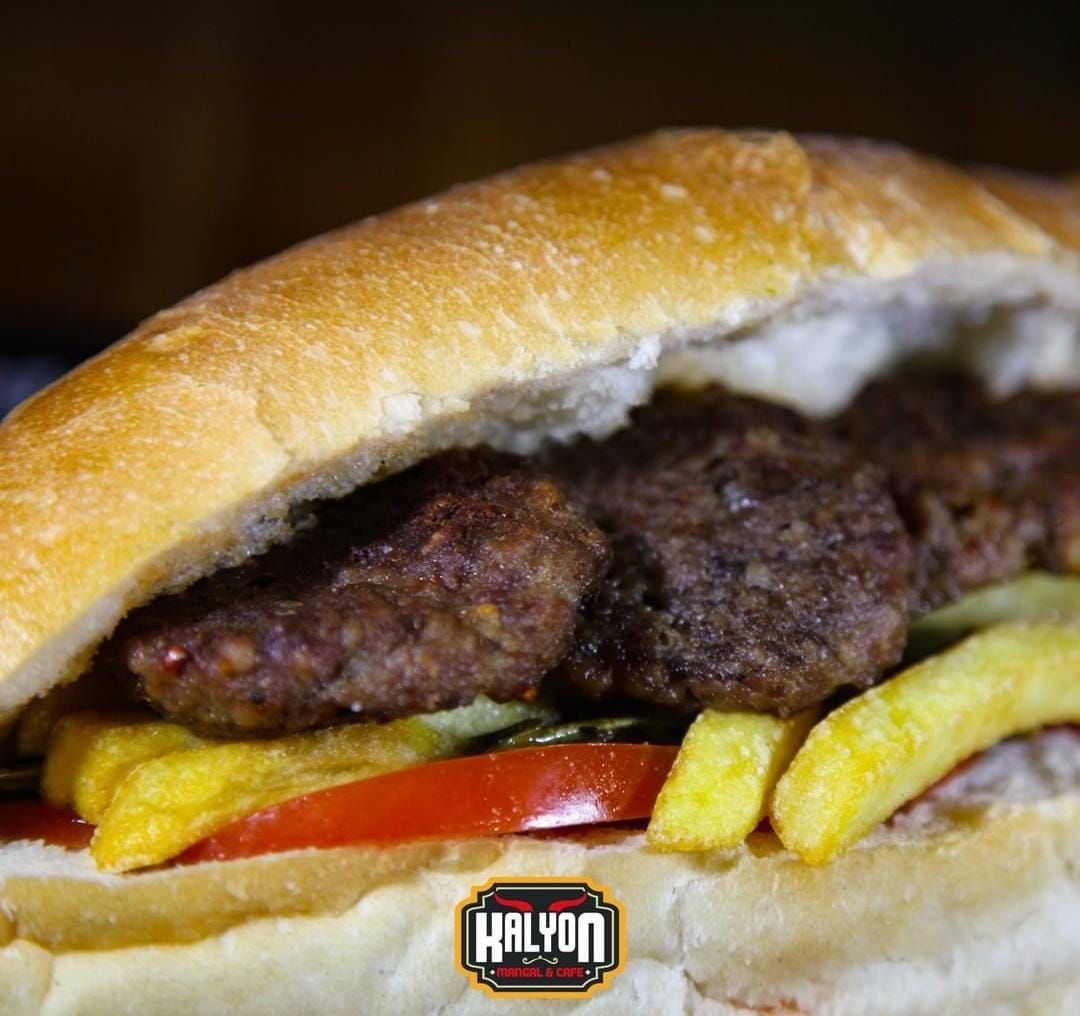 Ekmek Arası Köfte - 4 adet Akçaabat Köftesi, marul, soğan, domates