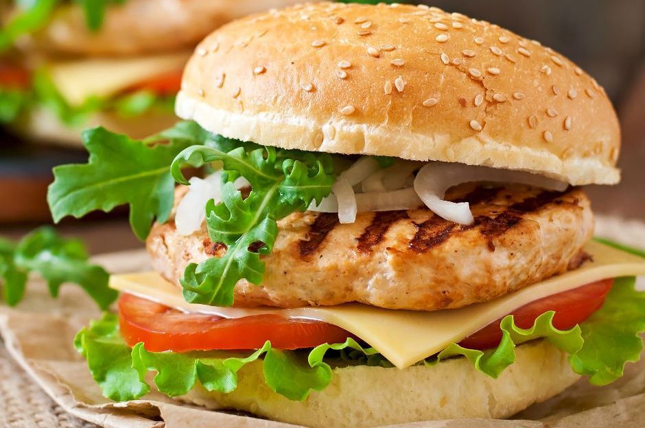Tavuk Burger - 100 gr. hazır tavuk köfte, marul, domates, turşu, ranch sos, cips