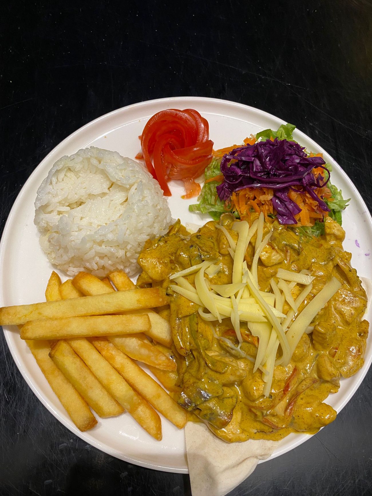 Köri Soslu Tavuk - 100 gr. kuşbaşı tavuk, köri baharatı, krema, yeşil biber, kapya biber, mantar, pilav, cips