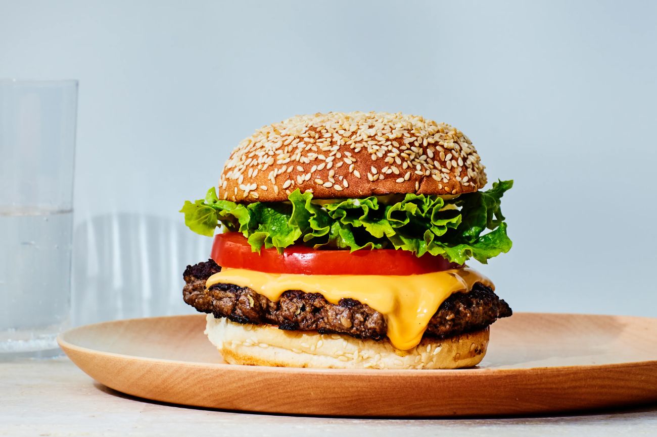 Cheese Burger - 100 gr. tavuk köfte, marul, domates, turşu, 2 adet cheddar, ranch sosu