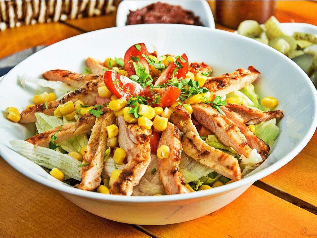 Tavuklu Sezar Salata - Çıtır tavuk, sezar sosu, marul, salatalık, domates, kaşar peyniri, sarımsak, zeytin, ekmek, mısır, baharat