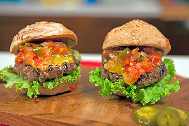 Meksika Burger - 100 gr. hazır köfte, marul, domates, turşu, acı sos, jalapeno biber turşusu, karamelize mantar, cheddar peyniri, ranch sos, cips