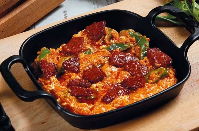 Sucuklu Menemen - Hakiki Afyon sucuğu, domates, baharat, isteğe göre kaşar peyniri