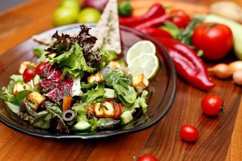 Akdeniz Salata - Beyaz peynir, marul, domates, mısır, salatalık, soğan, maydanoz, limon