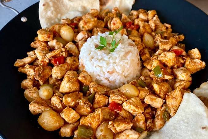 Tavuk Sac Kavurma - 100 gr. kuşbaşı tavuk, yeşil biber, soğan, domates, baharat, pilav, patates
