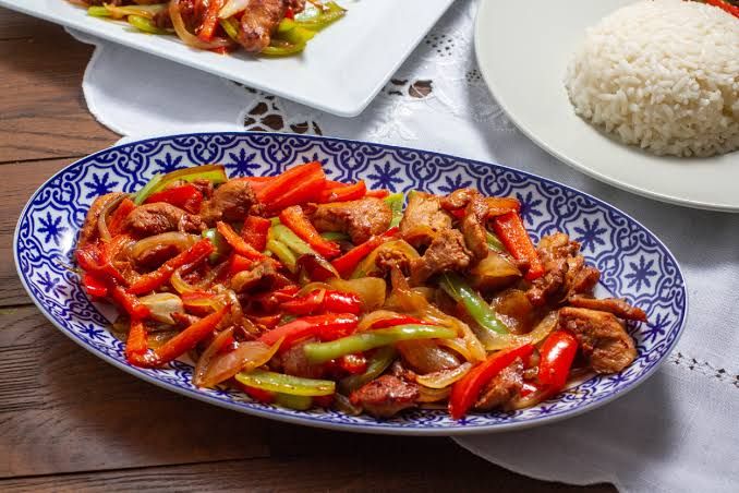 Acı Soslu Tavuk - 100 gr. jülyen tavuk, yeşil biber, kapya biberi, soğan, mısır, baharatlar, acı sos, pilav, patates
