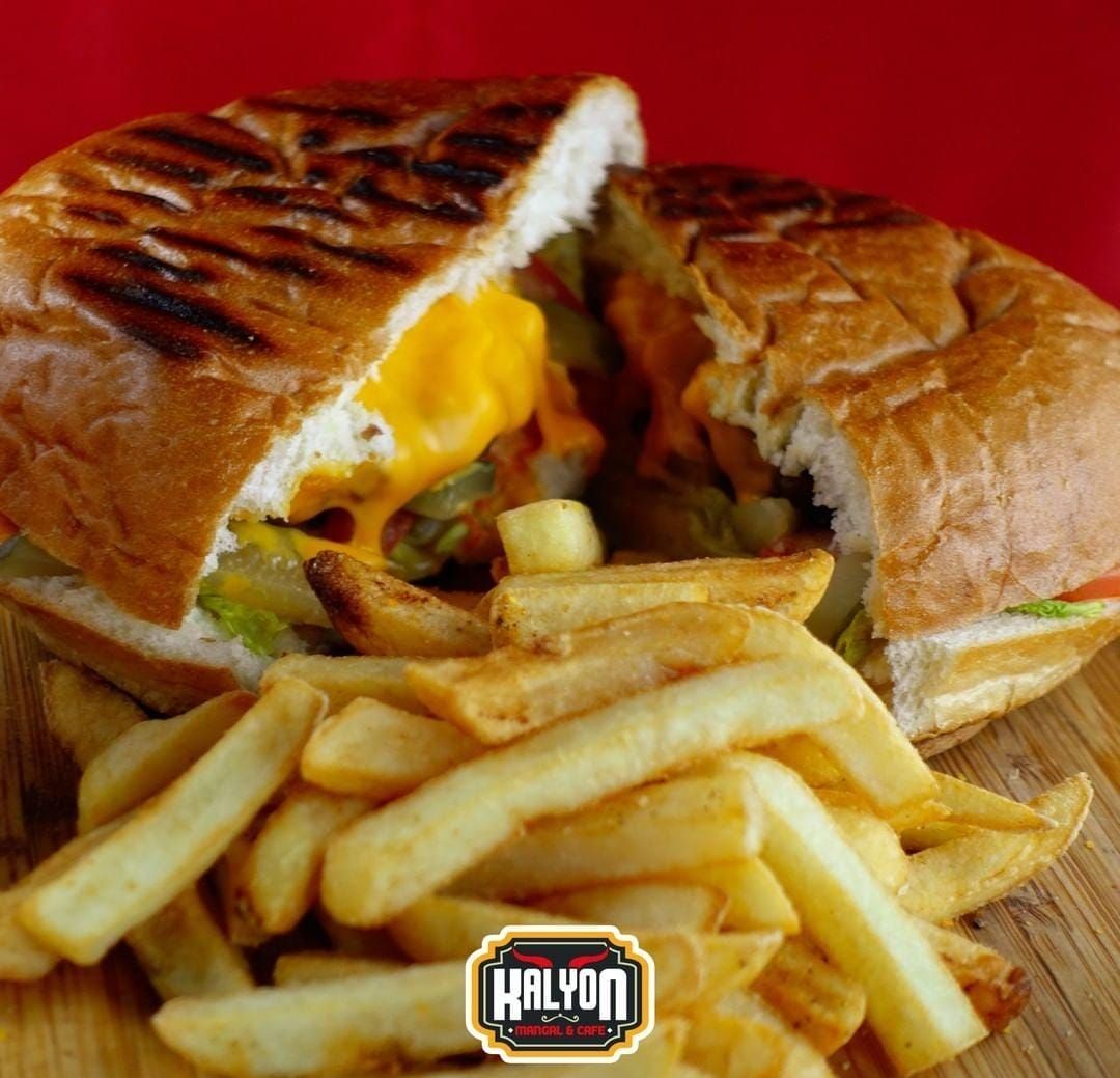 Special Burger - 3 adet Akçaabat Köftesi, marul, domates, turşu, cheddar peyniri, ranch sos, cips