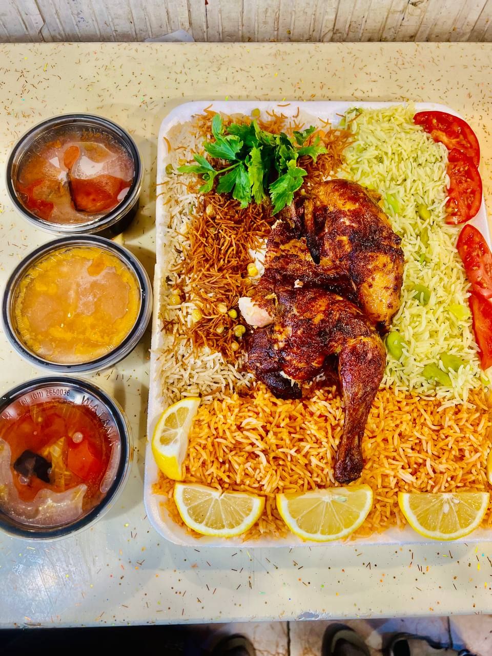 نصف دجاجة على المنسف