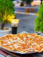 لحم بعجين بالجبن