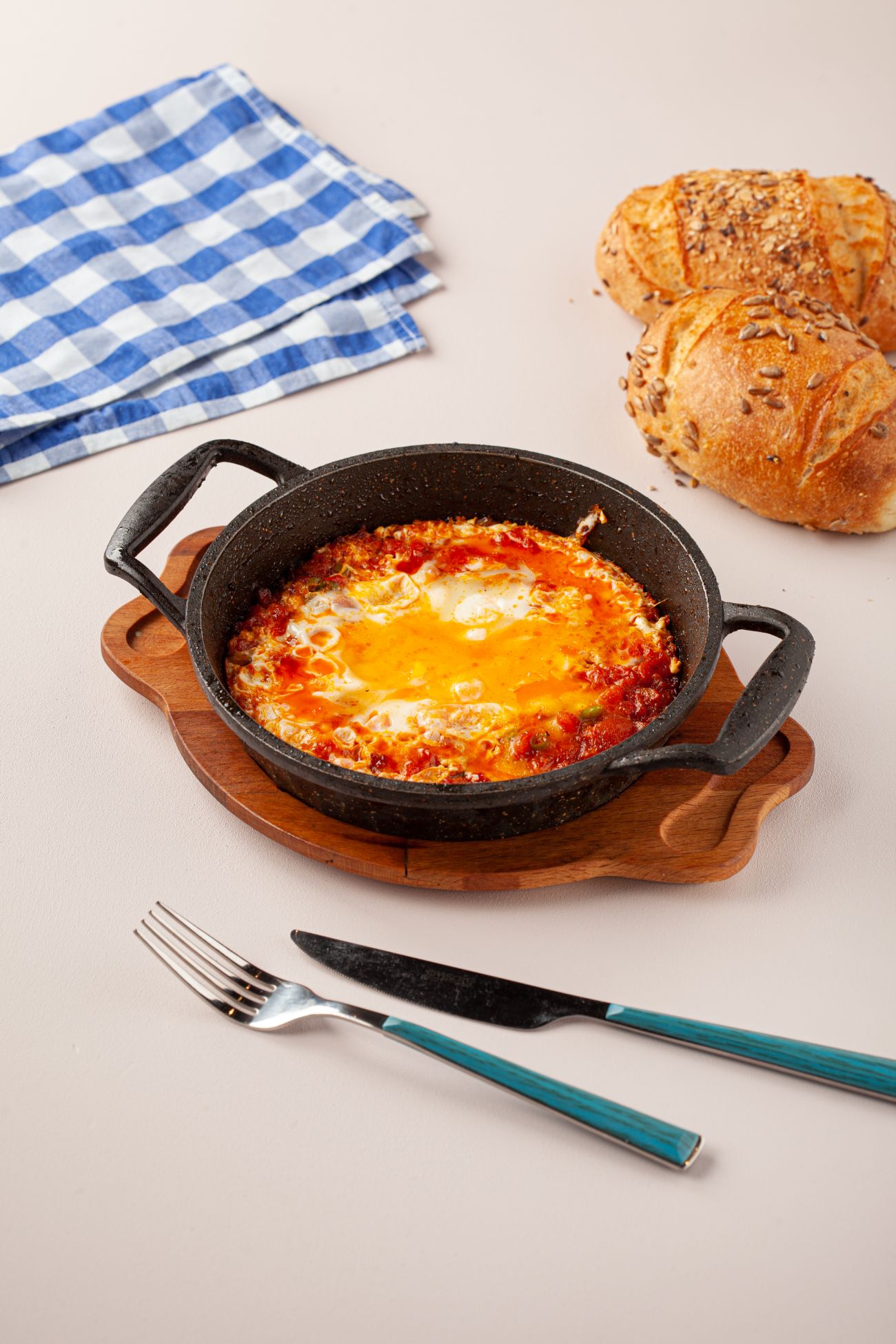 MENEMEN - Domates, Yeşil Biber, Kuru Soğan, 2 Adet Yumurta, Maydonoz, Tereyağı, Tuz