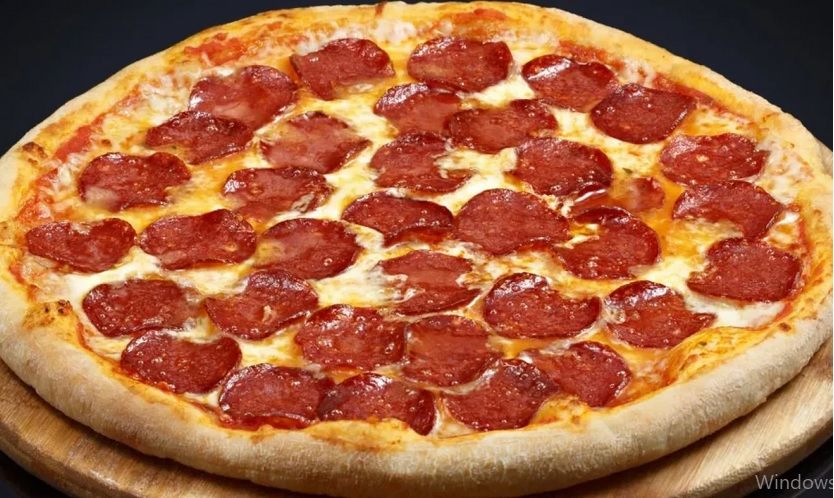 SUCUKLU PİZZA (BÜYÜK BOY) - PİZZA SOSU,MOZERELLA PEYNİRİ, SUCUK