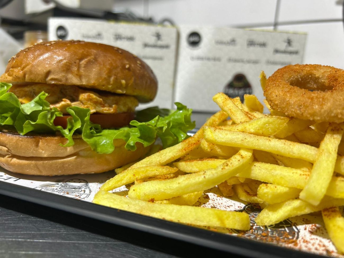 IZGARA CHİCKEN BURGER - Izgara Tavuk, Burger Sos, Marul, Turşu, Domates ve Patates Kızartması