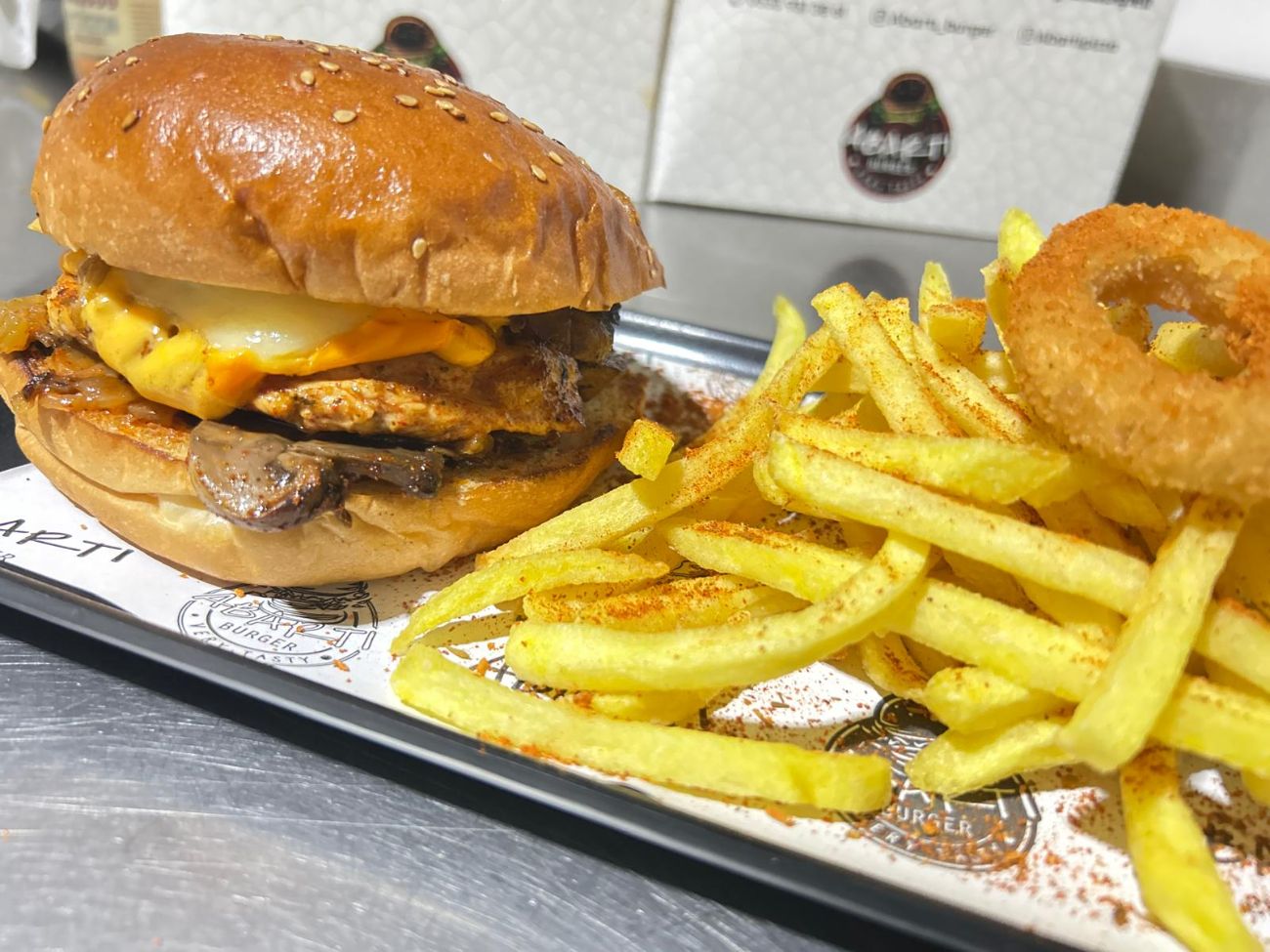 EFSANE CHICKEN BURGER - Talex tavuk göğüs, özel abartı mantar sos, karamelize soğan, cheddar peyniri ve burger sos ve patates kızarması