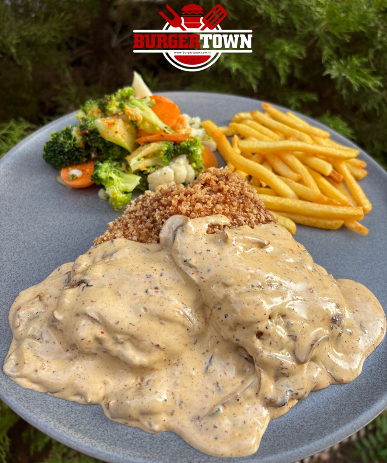 KREMALI MANTAR SOSLU SCHNITZEL - PANELENMİŞ TAVUK BONFİLE ÜZERİNE ÖZEL MANTARLI KREMA SOS - PATATES KIZARTMASI VE SOTELENMİŞ SEBZELER İLE SERVİS EDİLİR