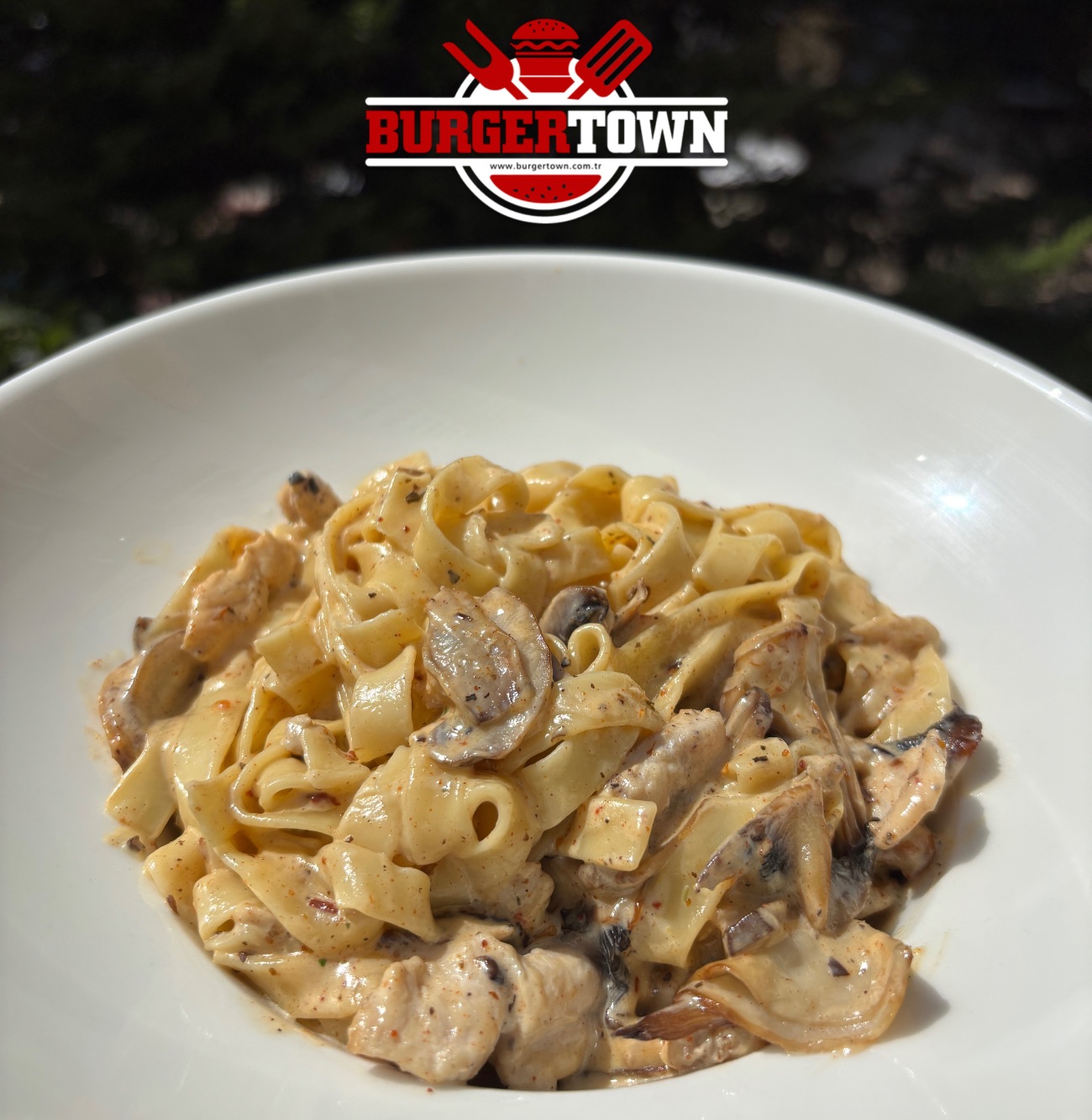 FETTUCINI ALFREDO - TAVUK BONFİLE PARÇALI ÖZEL MANTARLI KREMA SOS