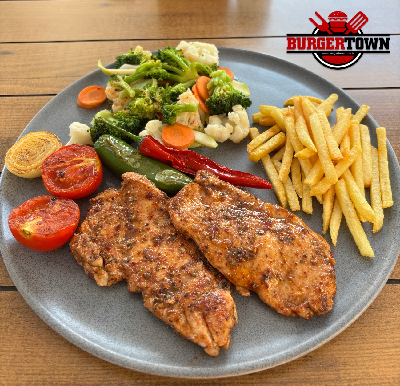 IZGARA TAVUK - PATATES KIZARTMASI VE SOTELENMİŞ SEBZELER İLE SERVİS EDİLİR