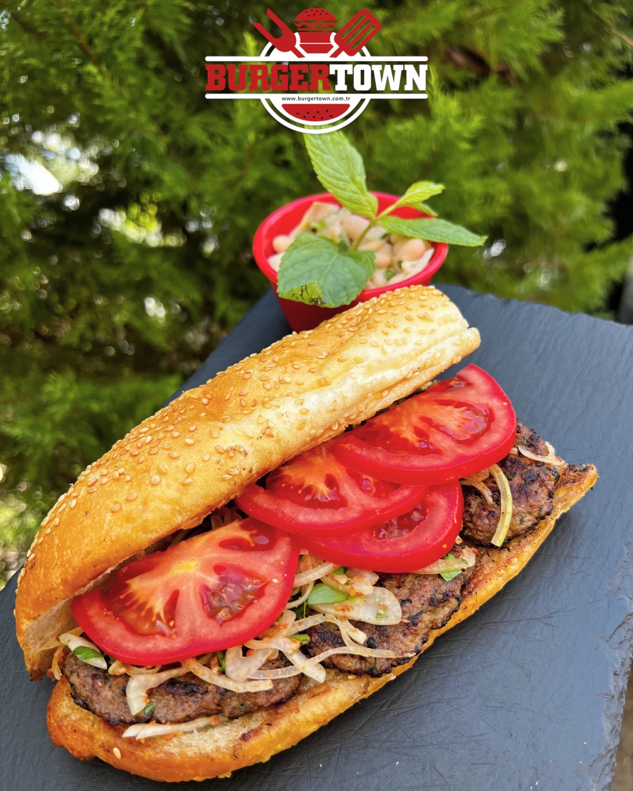 KÖFTE EKMEK - 100 GR %100 DANA KÖFTE, SOĞAN, DOMATES - PATATES KIZARTMASI İLE SERVİS EDİLİR