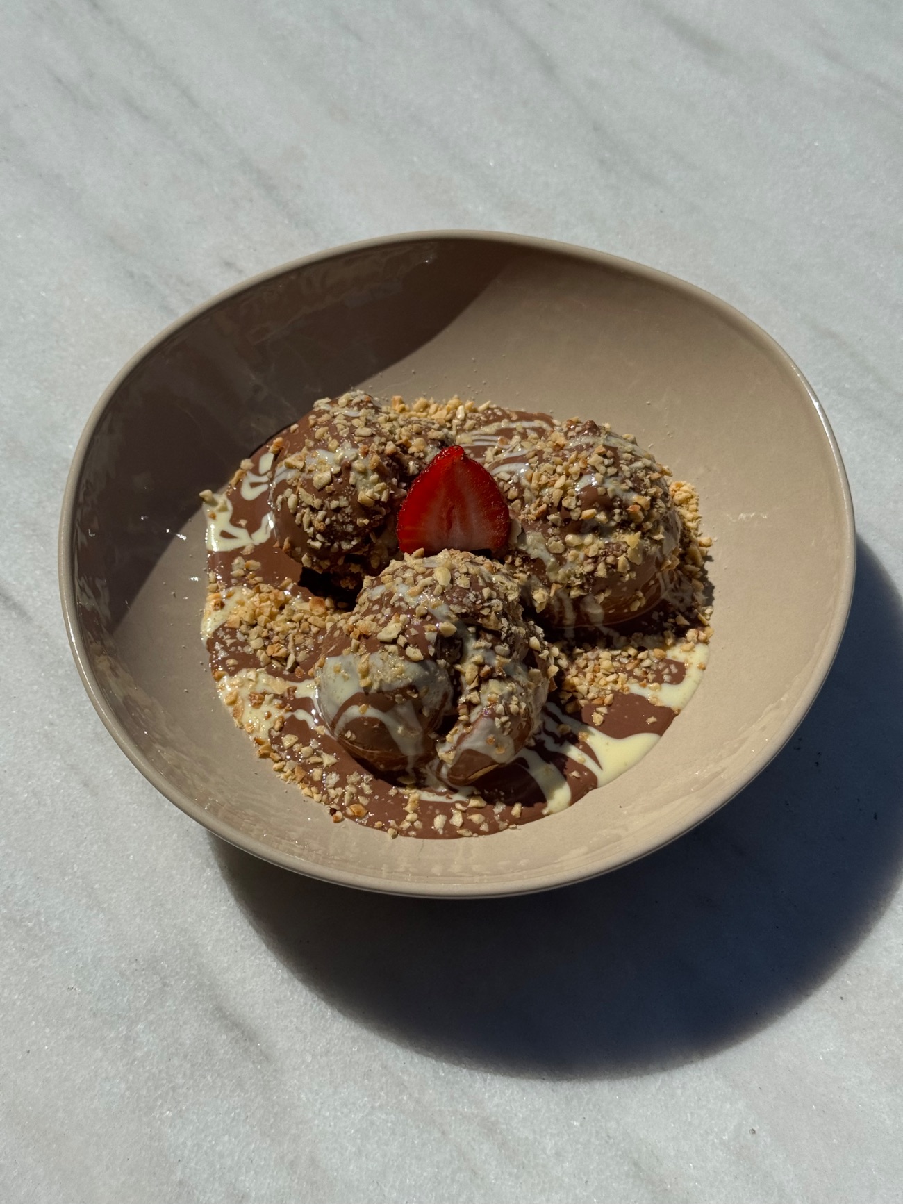 Profiterol - Özel Profiterol Hamuru ve Krema, Belçika Çikolatası, Fındık Parçaları