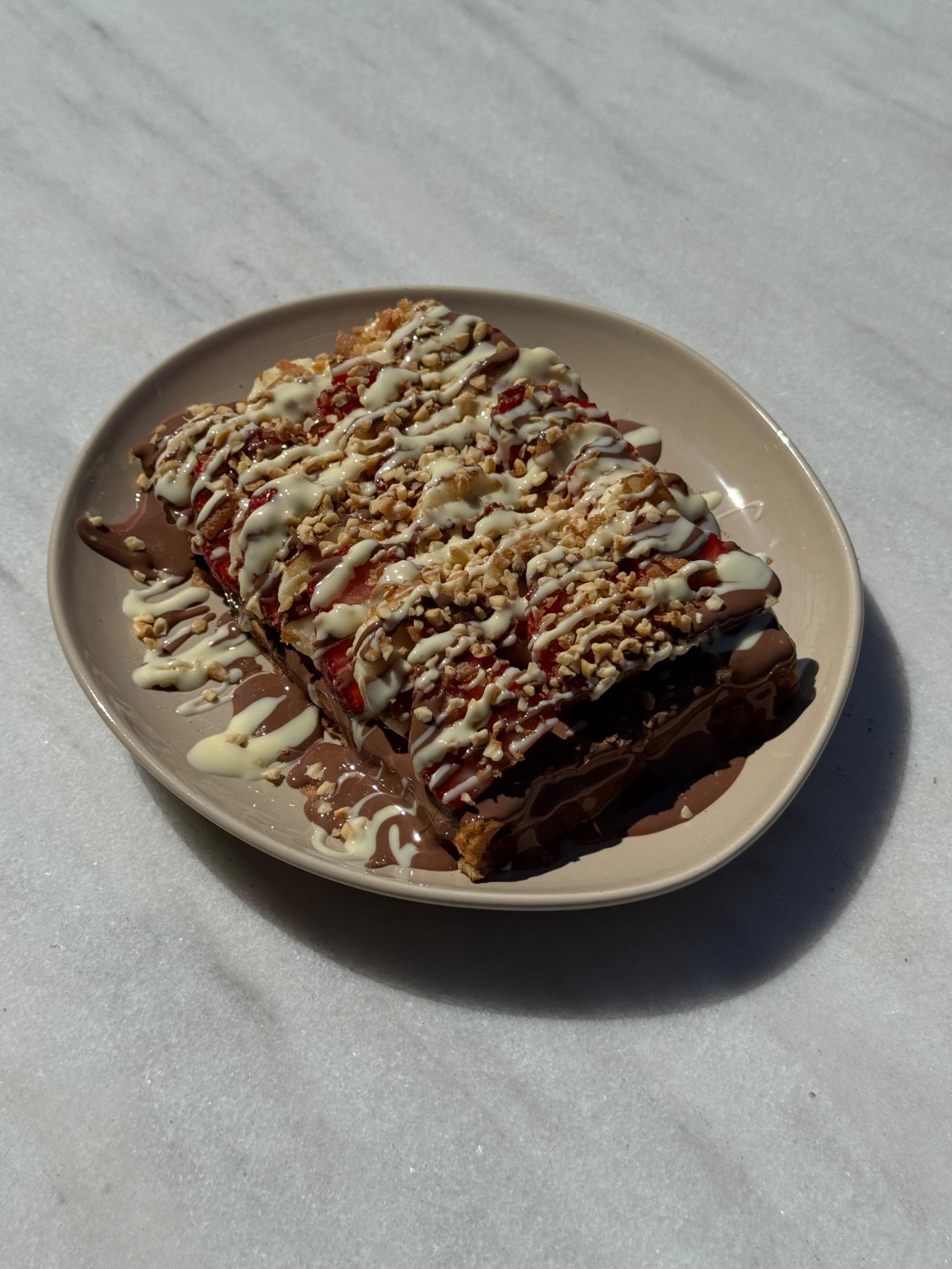 Waffle - Özel Waffle Hamuru, Çilek, Muz, Belçika Çikolatası, Fındık Parçaları