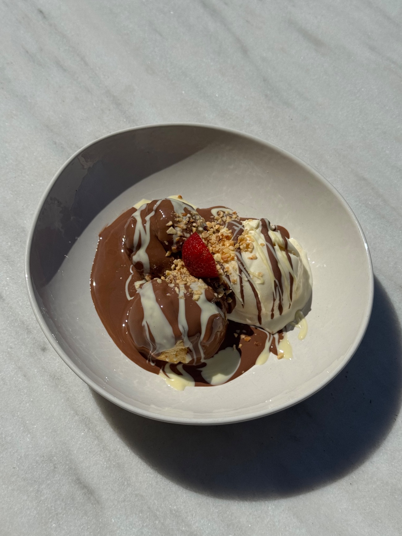 Dondurmalı Profiterol - Özel Profiterol Hamuru ve Krema, Belçika Çikolatası, Fındık Parçaları