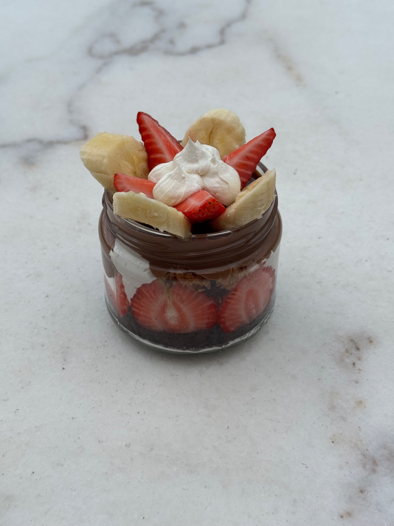 Brownie Cup - Browni, Çilek, Muz, Fransız Çıtır,  Özel Krema, Pirinç Fındık , Belçika Çikolatası