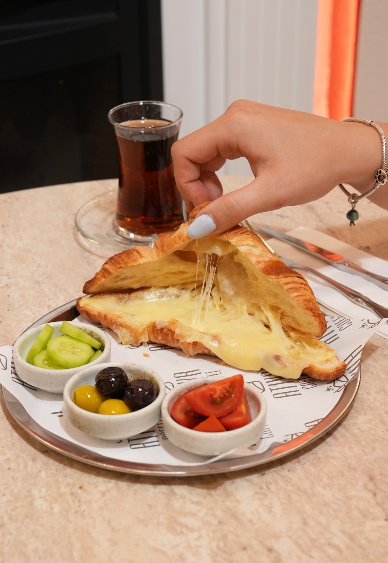 Kruvasan Tost - Tereyağlı kruvasan içerisine kaşar peyniri yanında siyah ve yeşil zeytin, çeri domates, salatalık, çay
(25 dakika pişme süresi vardır)