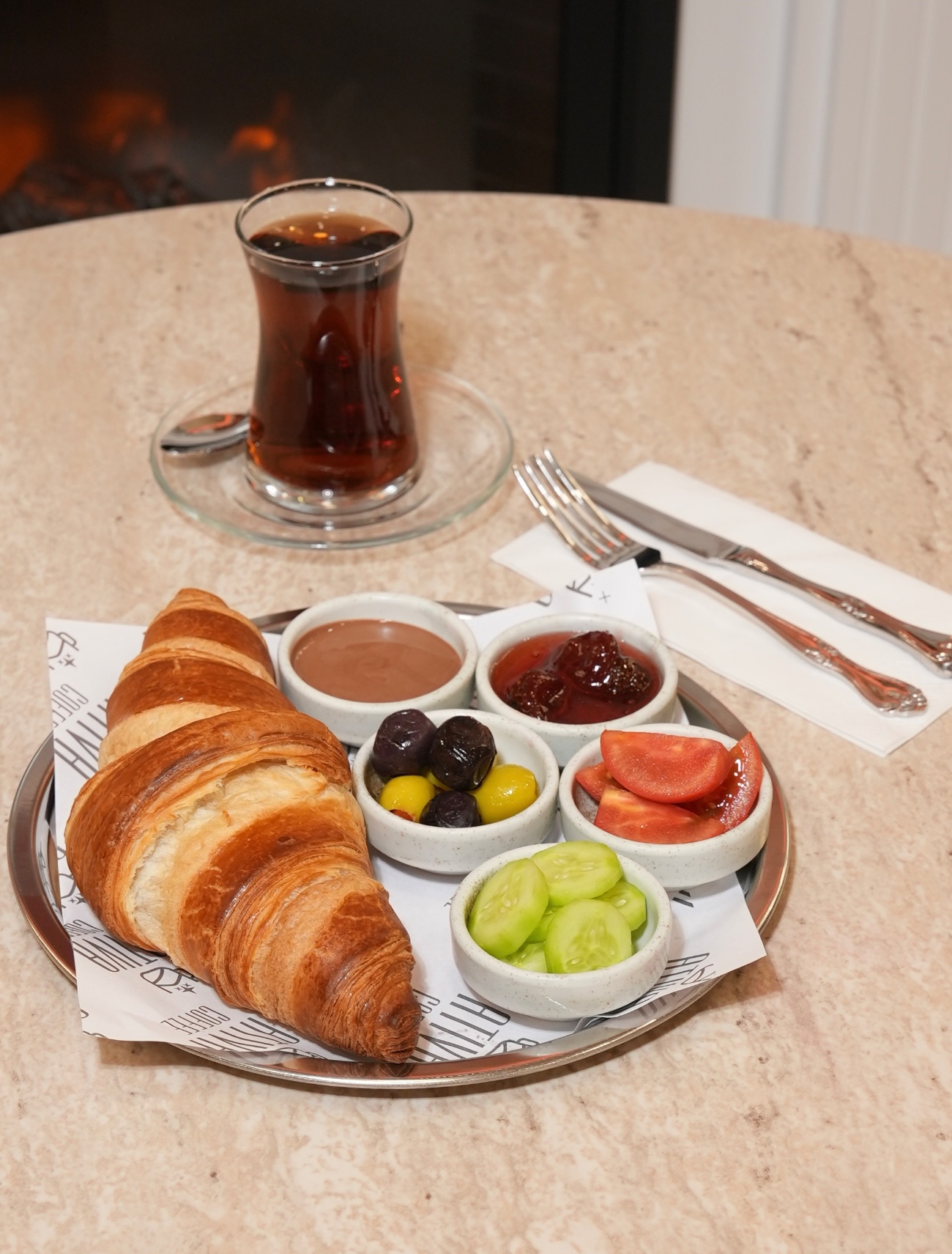 Kruvasan Kahvaltı Tabağı - Tereyağlı kruvasan yanında belçika çikolatası, reçel, yeşil ve siyah zeytin, çeri domates, salatalık, çay
(25 dakika pişme süresi vardır)