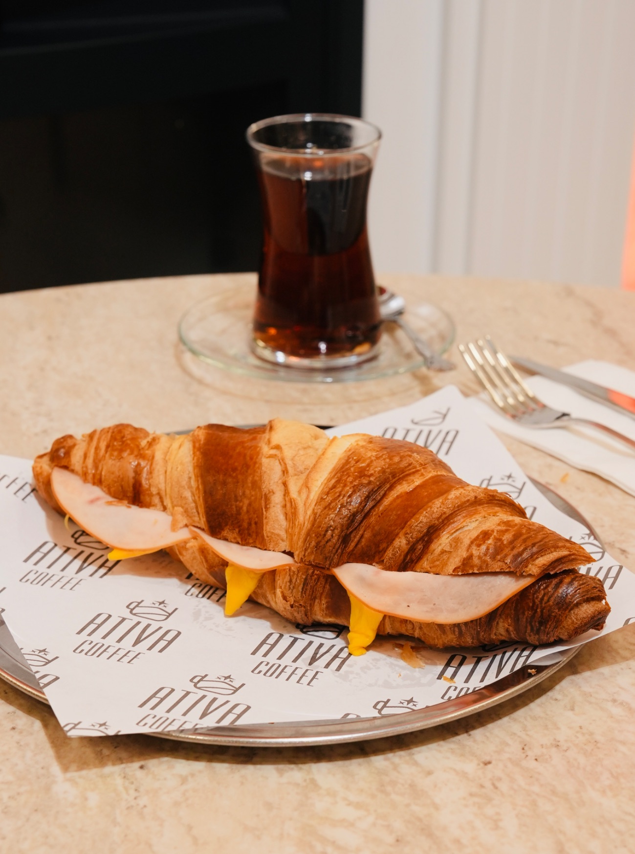Kruvasan Sandviç - Tereyağlı kruvasan içerisine hindi füme, cheddar peyniri, kaşar peyniri yanında çeri domates, salatalık, çay
(25 dakika pişme süresi vardır)