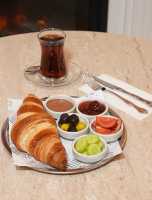 Kruvasan Kahvaltı Tabağı