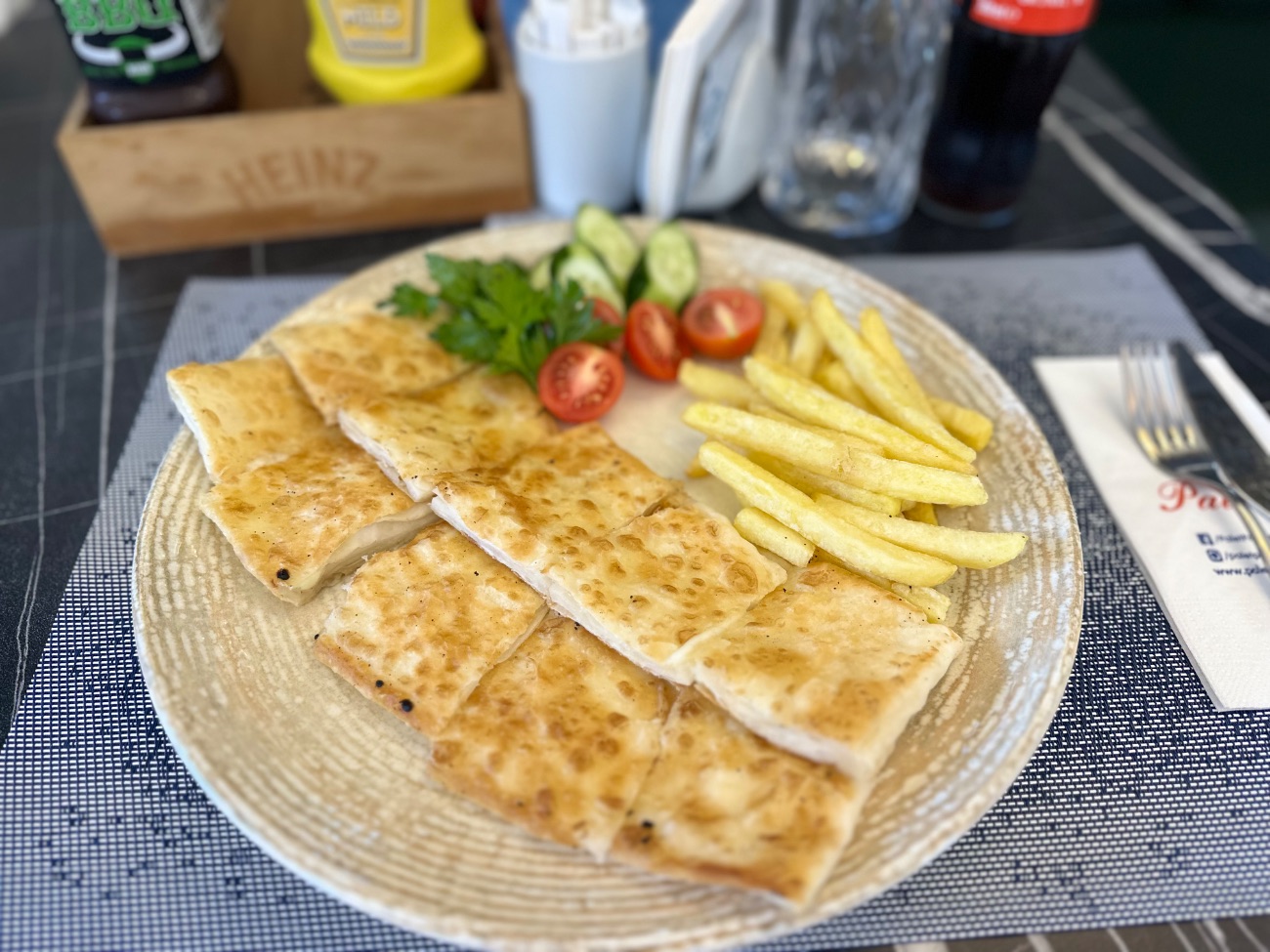 Kaşarlı Gözleme - Patates kızartması domates ve salatalık ile servis edilir