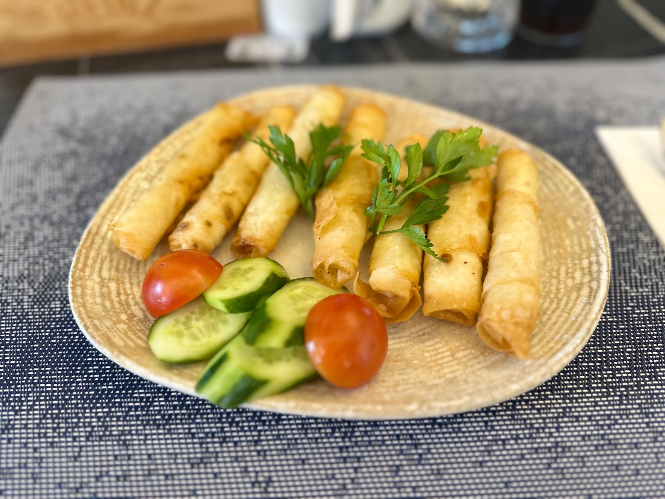 Sigara böreği - domates ve salatalık ile servis edilir