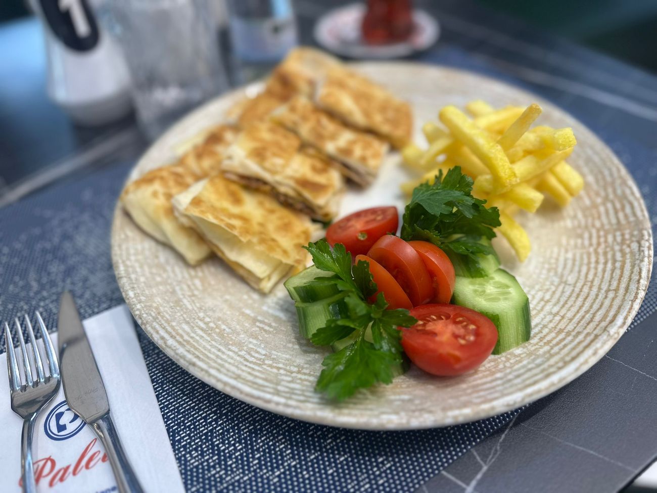 Kıymalı Gözleme - Kıyma ve kaşar ile birlikte hazırlanıp yanında domates salatalık ve patates cipsi ile servis edilir.