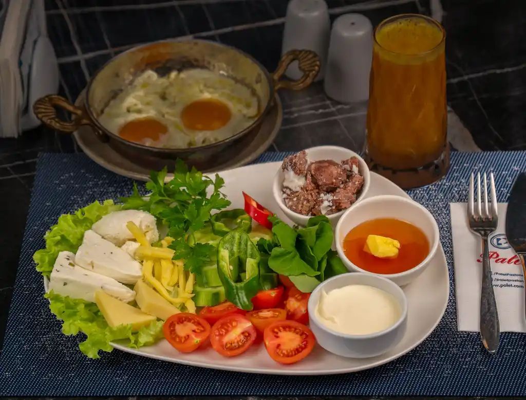 Köy Kahvaltısı - Tulum peyniri, otlu peynir, Van ve Kars kaşarı, soğuk kavurma, domates, salatalık, köy biberi, bal, kaymak ve iki adet sahanda köy yumurtası ile servis edilir.