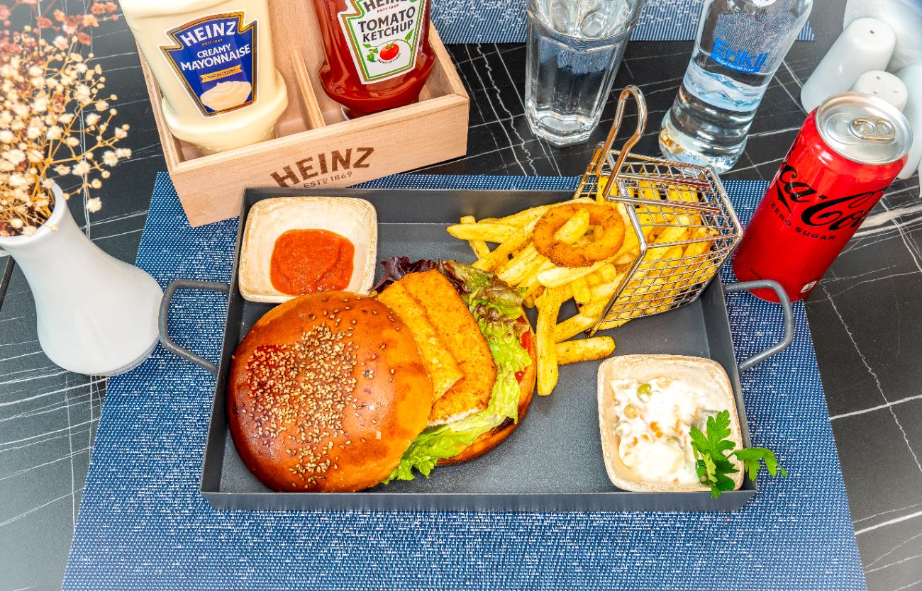 Çıtır Tavuklu Burger - Hamburger ekmeği, çıtır tavuk, zeytin, kırmızı soğan, domates, turşu, baharatlı patates