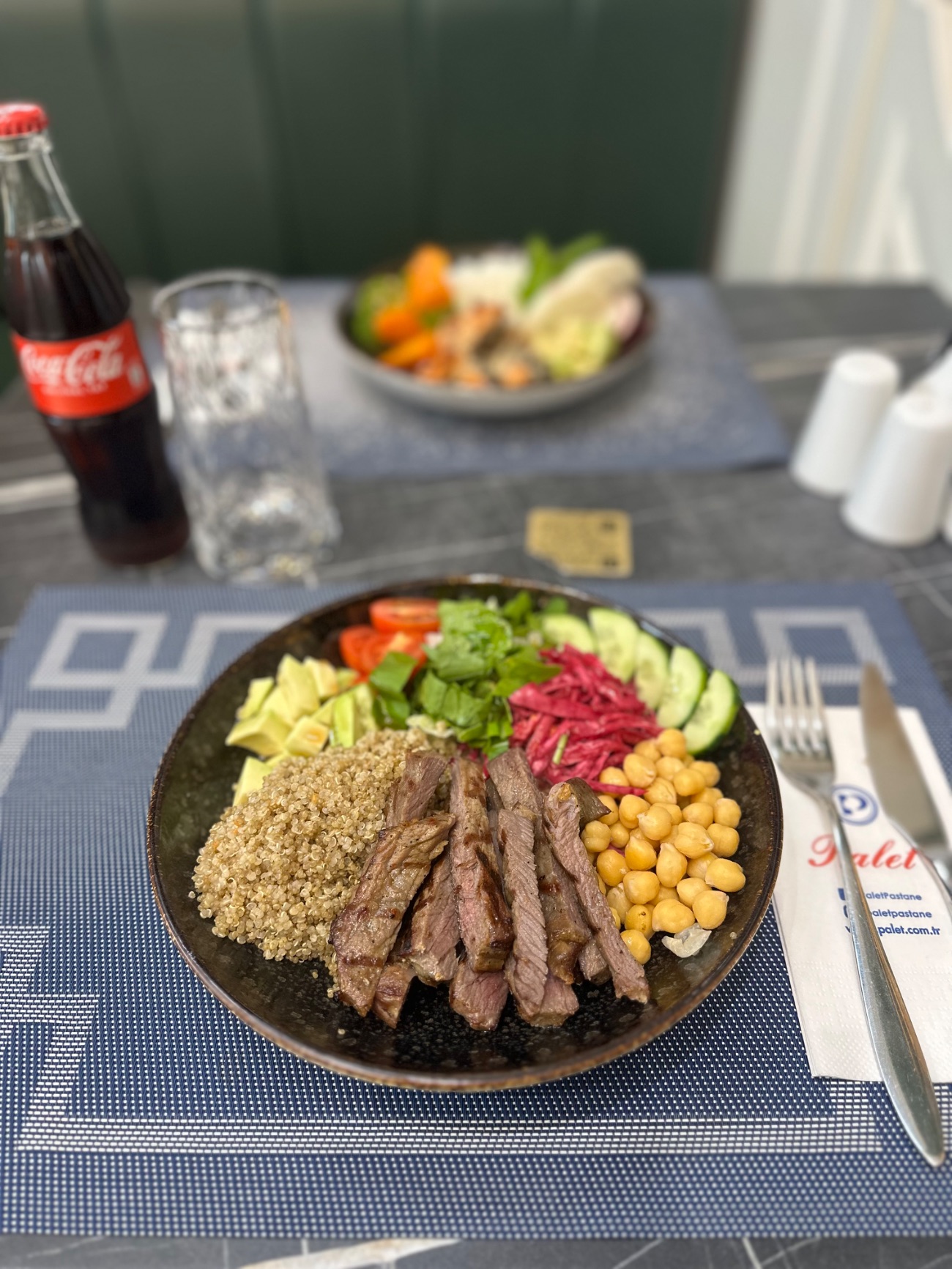 Bonfile Kase - Izgara bonfile , haşlanmış kinoa , Nohut , Roka , Salatalık, Cerry domates , İnce doğranmış mor lahana , Avokado Dilimi , Zeytinyağı ve limon ile servis edilir