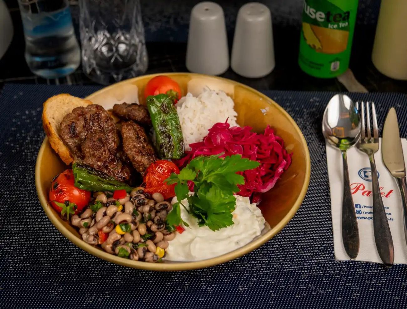 Köfte Kase - Basmati pirinç, sade köfte, mor lahana, börülce fasulyesi, kızarmış ekmek, közlenmiş biber, domates, yoğurtlu sebze salatası ile servis edilir.