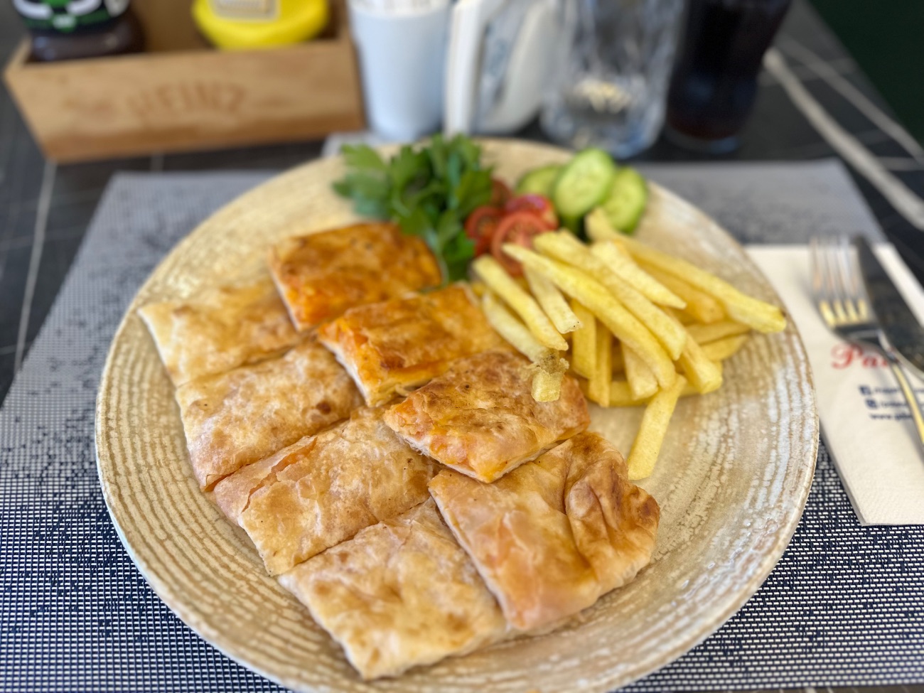Patatesli, Kaşarlı Gözleme - Patates kızartması domates ve salatalık ile servis edilir