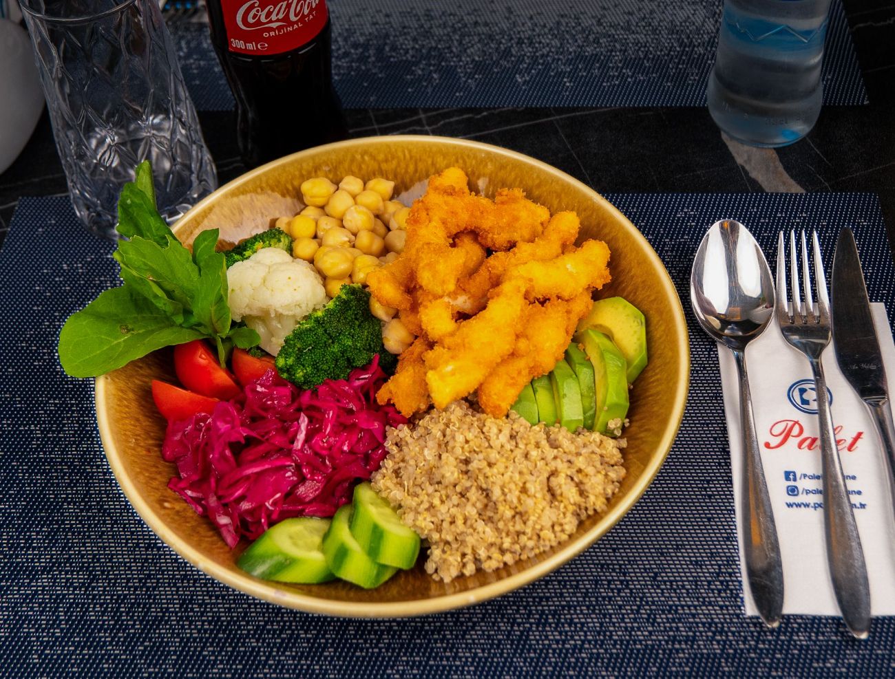 Çıtır Tavuk Kase - Çıtır tavuk dilimleri, salatalık, mor lahana, avokado, çeri domates, haşlanmış sebzeler, nohut ve roka ile servis edilir.