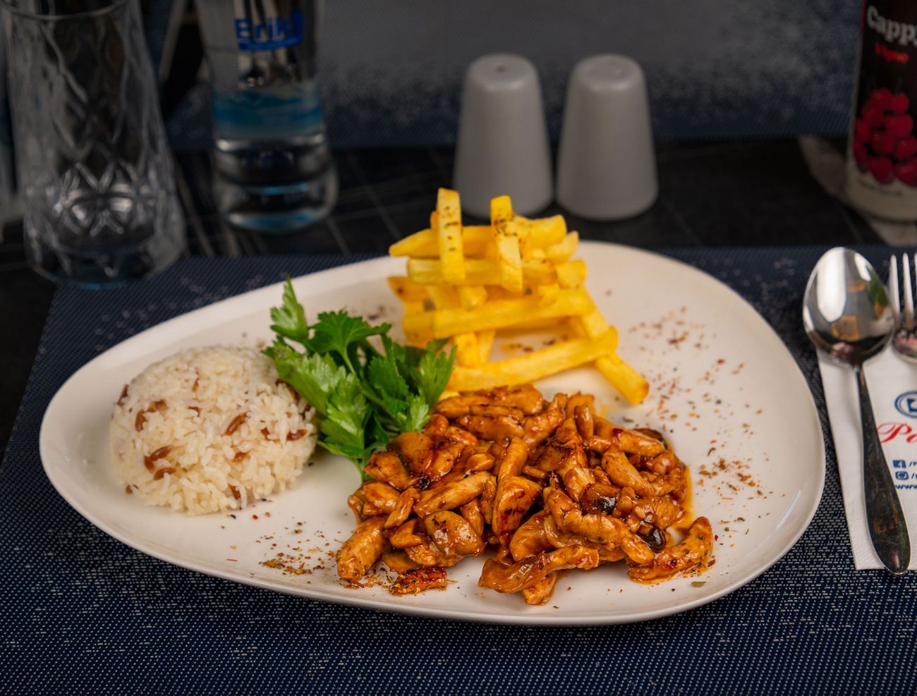 Barbekü Soslu Piliç - Sotelenmiş jülyen tavuk, mantar, barbekü sos, pilav ve patates ile servis edilir.