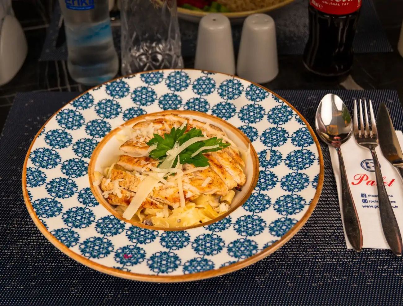 Izgara Tavuklu Fettuccine - Fettucine makarna, krema üstüne ızgara tavuk, parmesan ve maydonoz ile servis edilir.