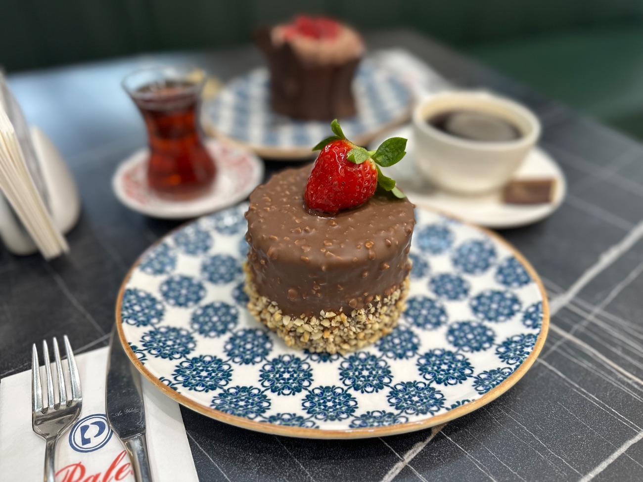 Çilekli Dilim - Üzeri çilek sosu ile kaplanmış beyaz kek içerisinde parça çikolata ve dilimlenmiş çilekler