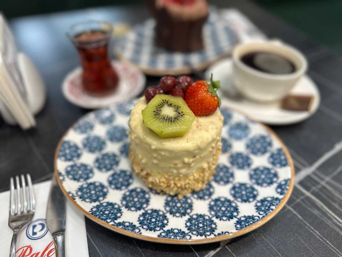 Meyveli Dilim - Üzeri meyvelerle süslenmiş beyaz kek içerisinde karışık meyveler