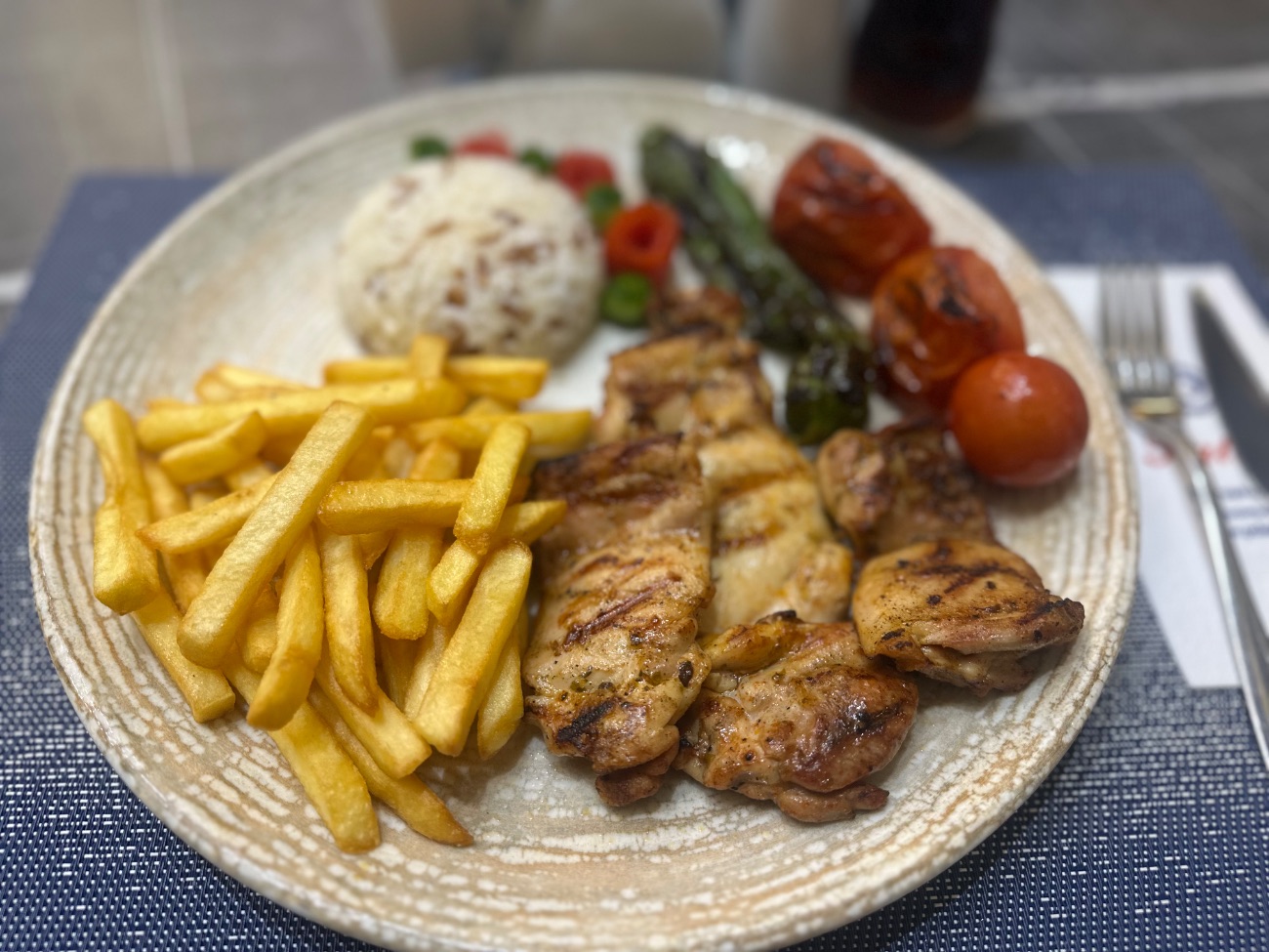 Mangalda Piliç Izgara - Baharatlarla marine tavuk dilimleri, ızgara soğan, domates, biber, közlenmiş patlıcan, yoğurt, sos, pilav, taze yeşillikler, salata sos ile