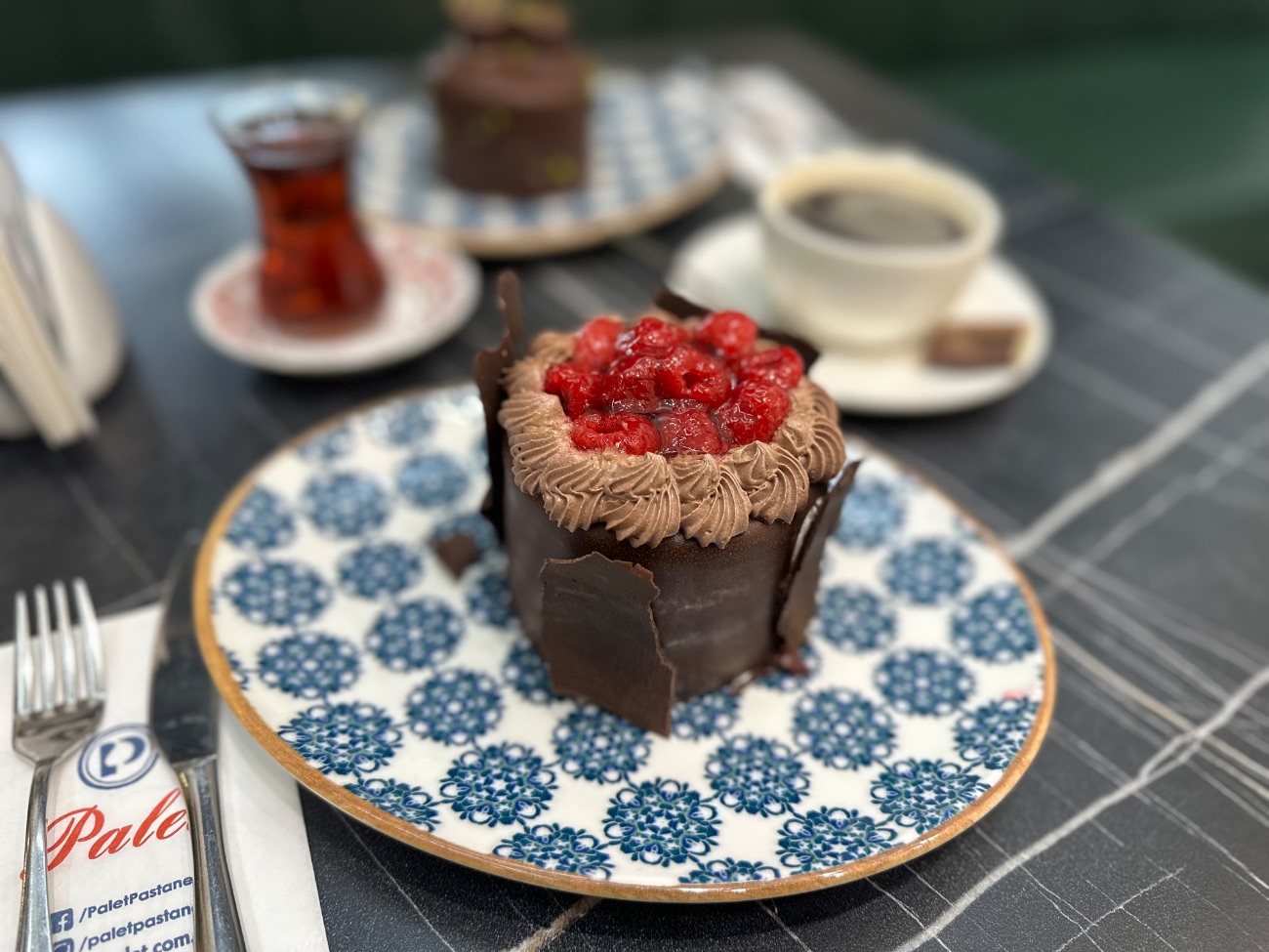 Frambuazlı Dilim - Üzeri frambuaz sosu ile kaplanmış beyaz kek içerisinde parça çikolata ve frambuazlar