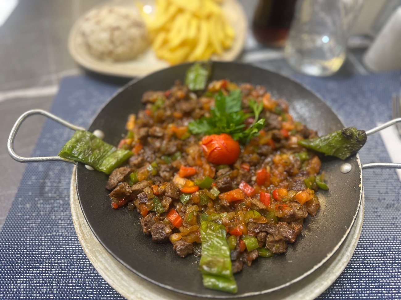 Sac Kavurma - Dana ve kuzu eti, soğan biber, domates, sarmısak, karabiber, kekik, pilav ve patates ile