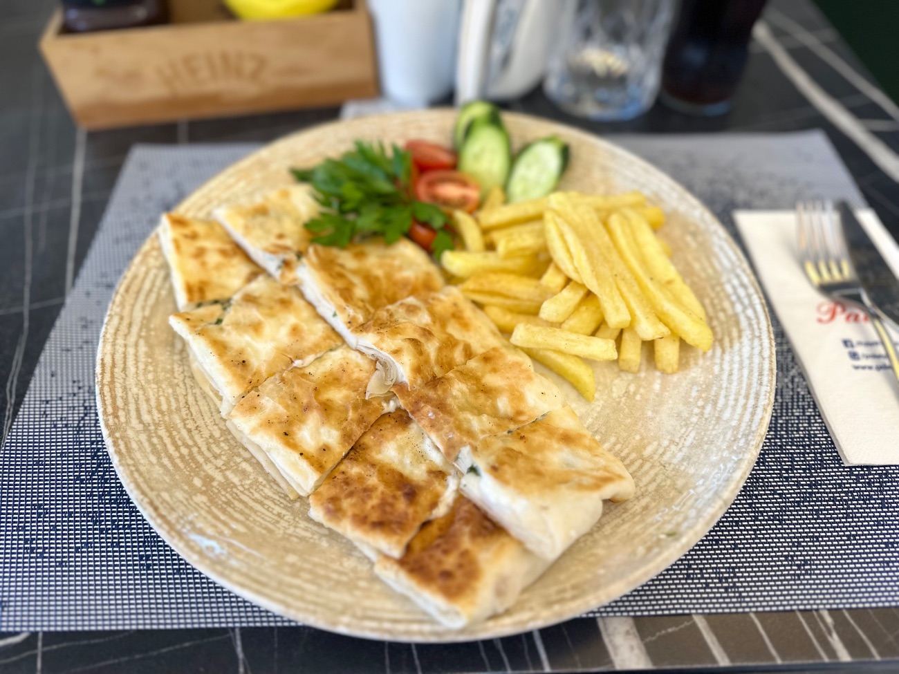 Peynirli Gözleme - Peynirli maydonozlu gözleme Patates kızartması domates ve salatalık ile servis edilir