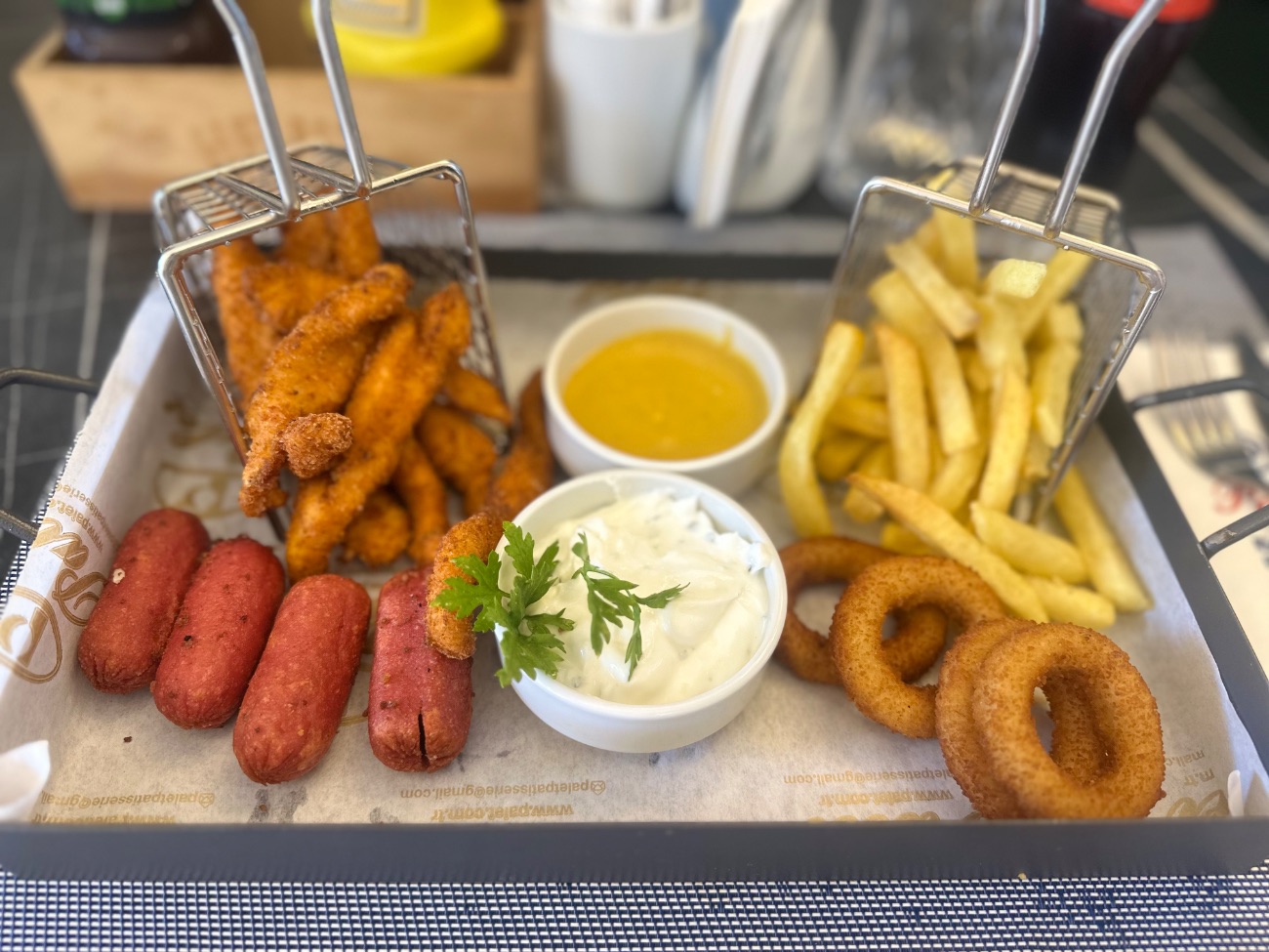 Sıcak Sepeti - Çıtır tavuk parçaları patates kızartması soğan halkası sosis yanında ballı hardal sos ve tatlı ekşi sos ile servis edilir