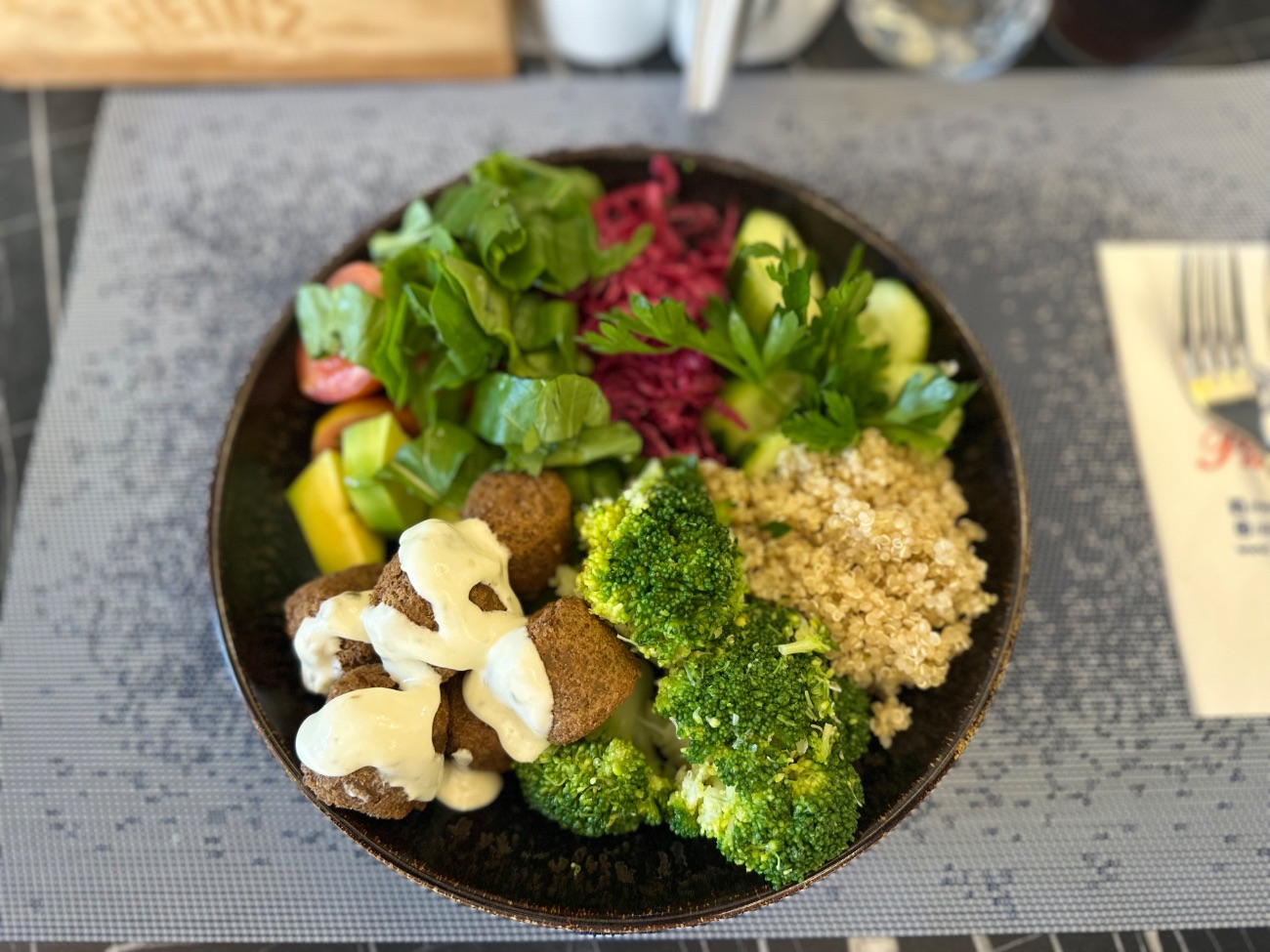 Falafel Kase - Falafel topları,kinoa,roka,brokoli,çeri domates, salatalık, mor lahana, avakado, yoğurtlu sos ile servis edilir