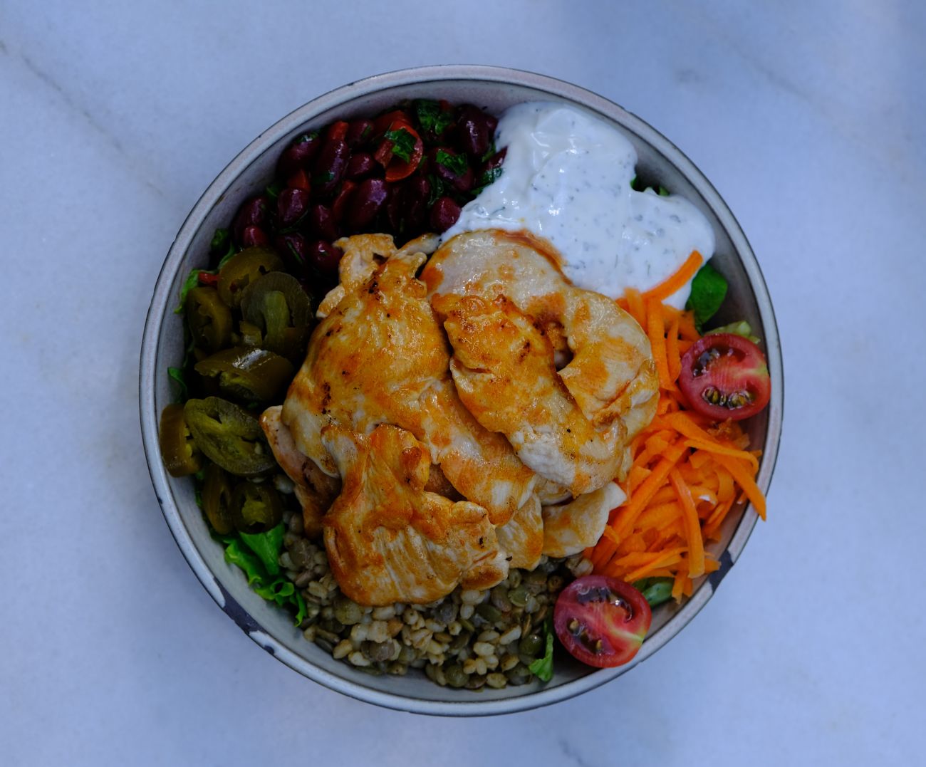 Acılı Tavuk Kase - Acı soslu ızgara tavuk göğsü, yeşil mercimekli yarma salatası, meksika fasulyesi, közlenmiş kapya biber, jalapeno turşusu, rende havuç, haydari, yeşillik, çeri domates