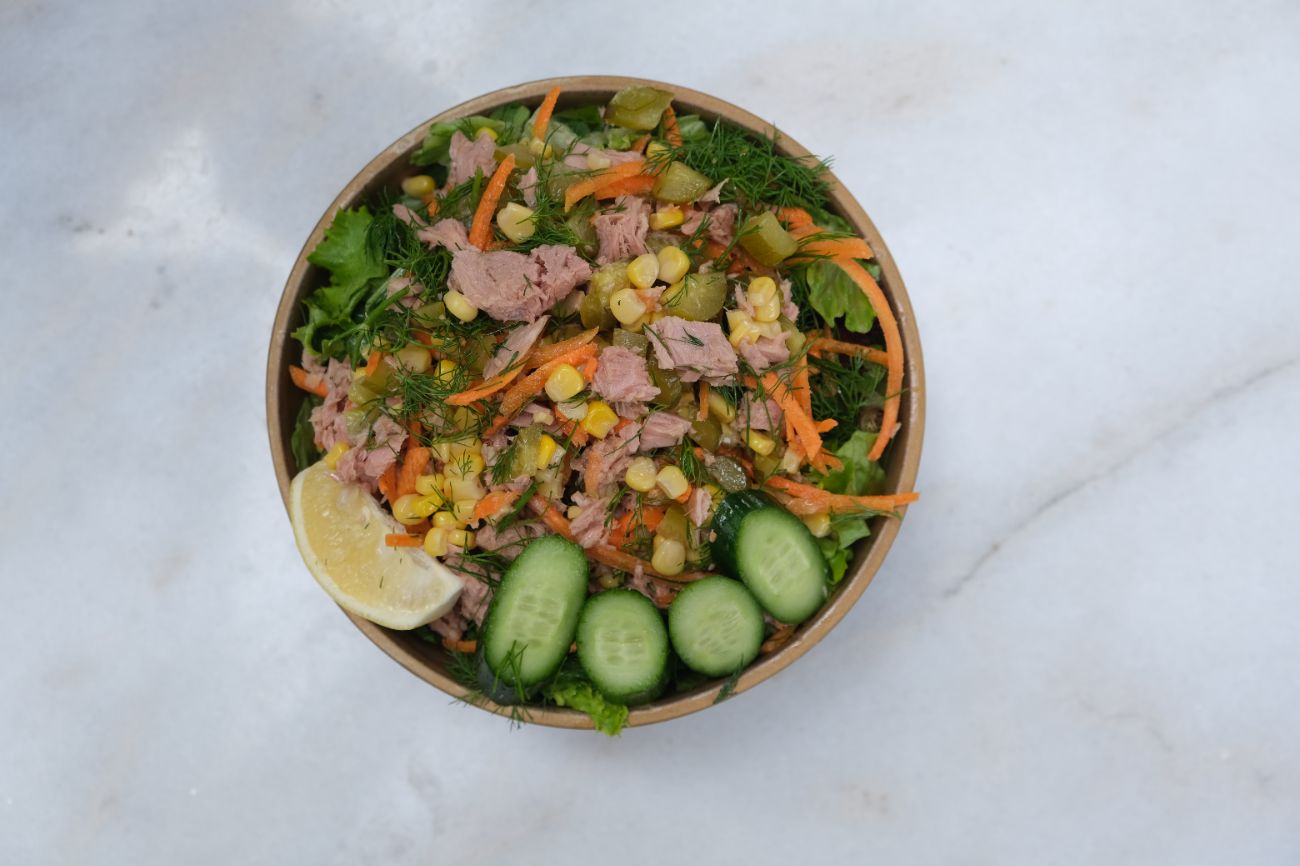 Ton Balıklı Hestia Kase - Akdeniz yeşillikleri üzerinde ton balığı, salatalık, havuç, mısır, turşu